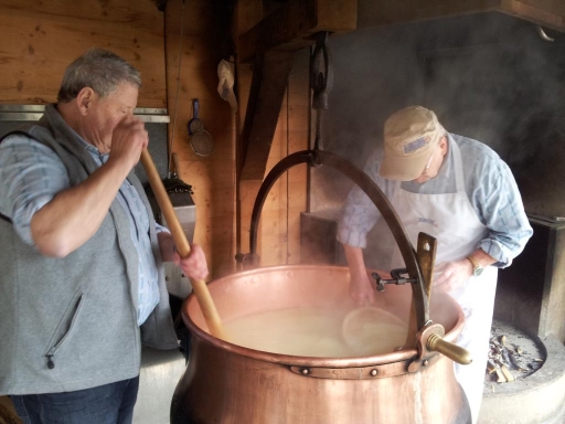 Fabrication de Gruyère AOP  au feu de bois dans le chalet de la Confrérie du Gruyère